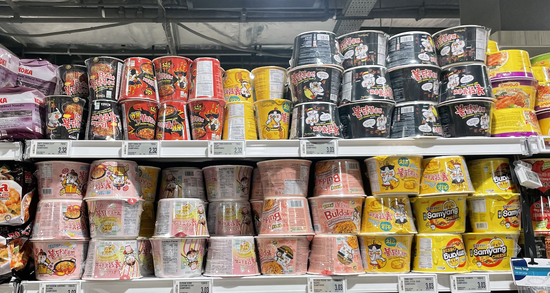  마트 매대에 종류별로 진열된 삼양 불닭볶음면 시리즈